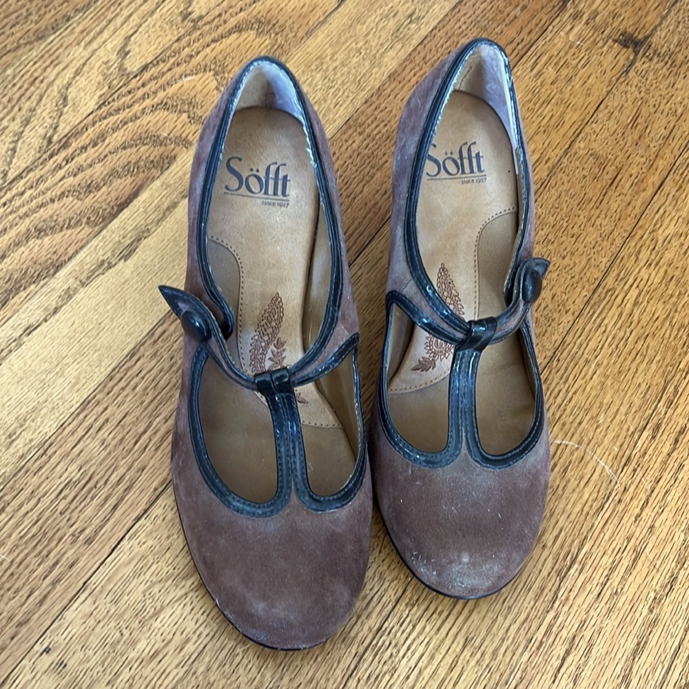 *Never Worn* Sofft T-strap Brown Leather Women’s Heel